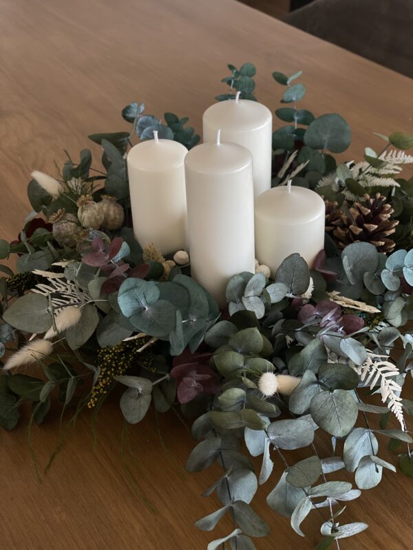 Centro ADVIENTO con velas blancas